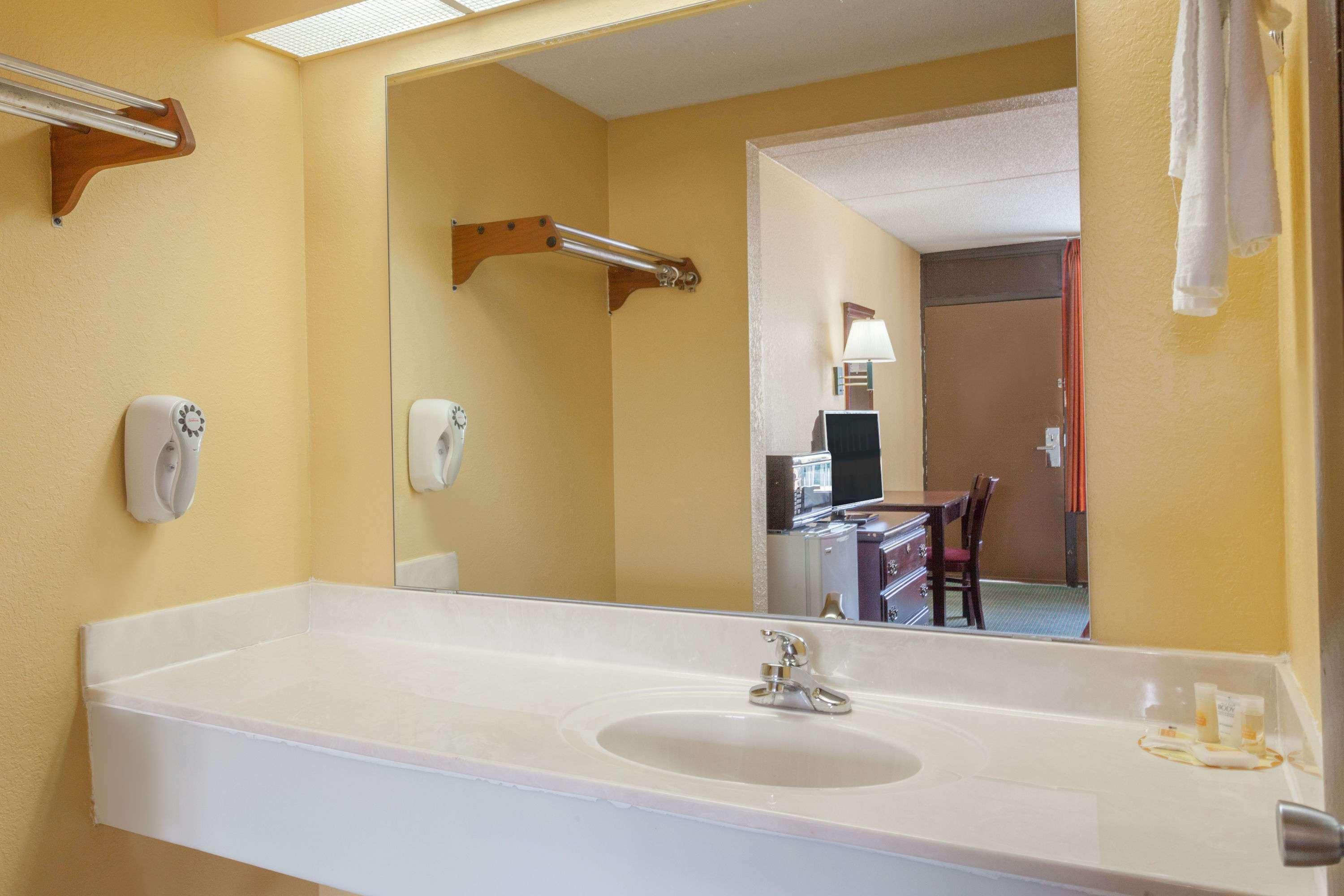 Days Inn By Wyndham Nashville Saint Thomas West Hospital Εξωτερικό φωτογραφία